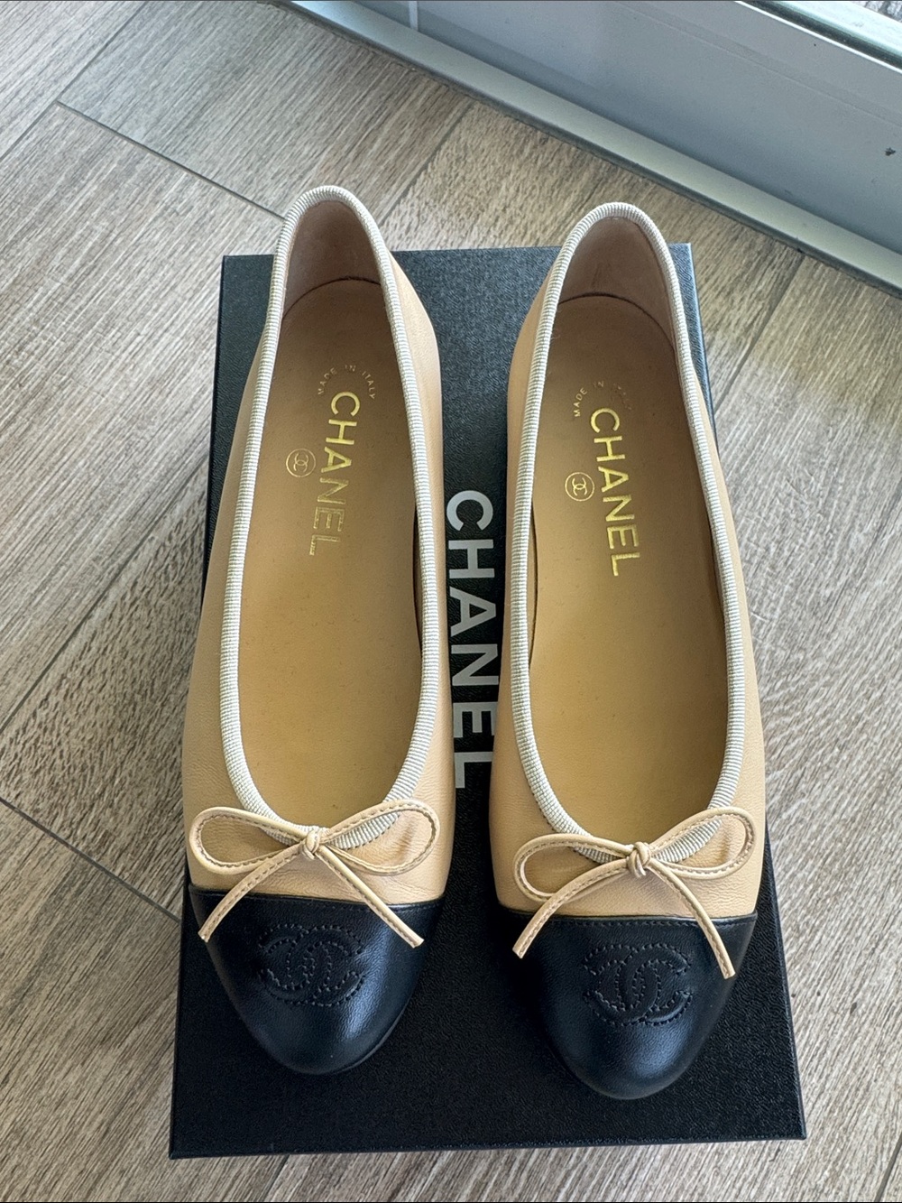 CHANEL Beige and Black Two-Tone Cap-Toe Ballet Flats - Picture 3 of 16